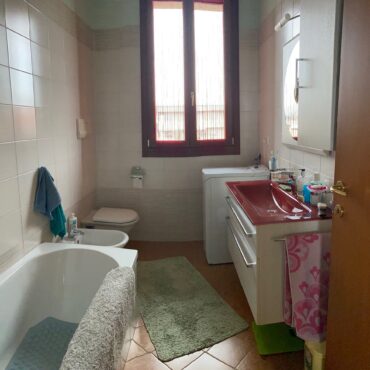 TRILOCALE IN VILLA, GIARDINO E BOX DOPPIO!