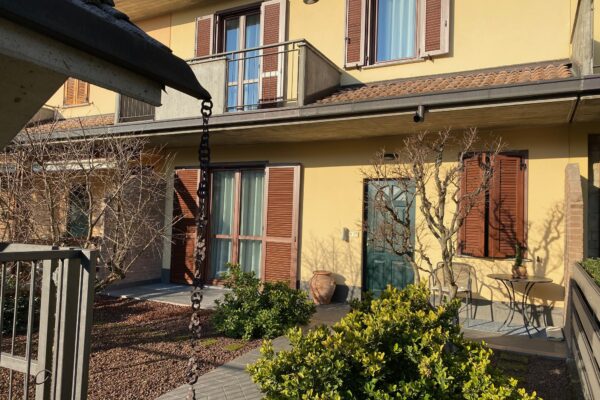 VILLETTA A SCHIERA COMPLETAMENTE RISTRUTTURATA