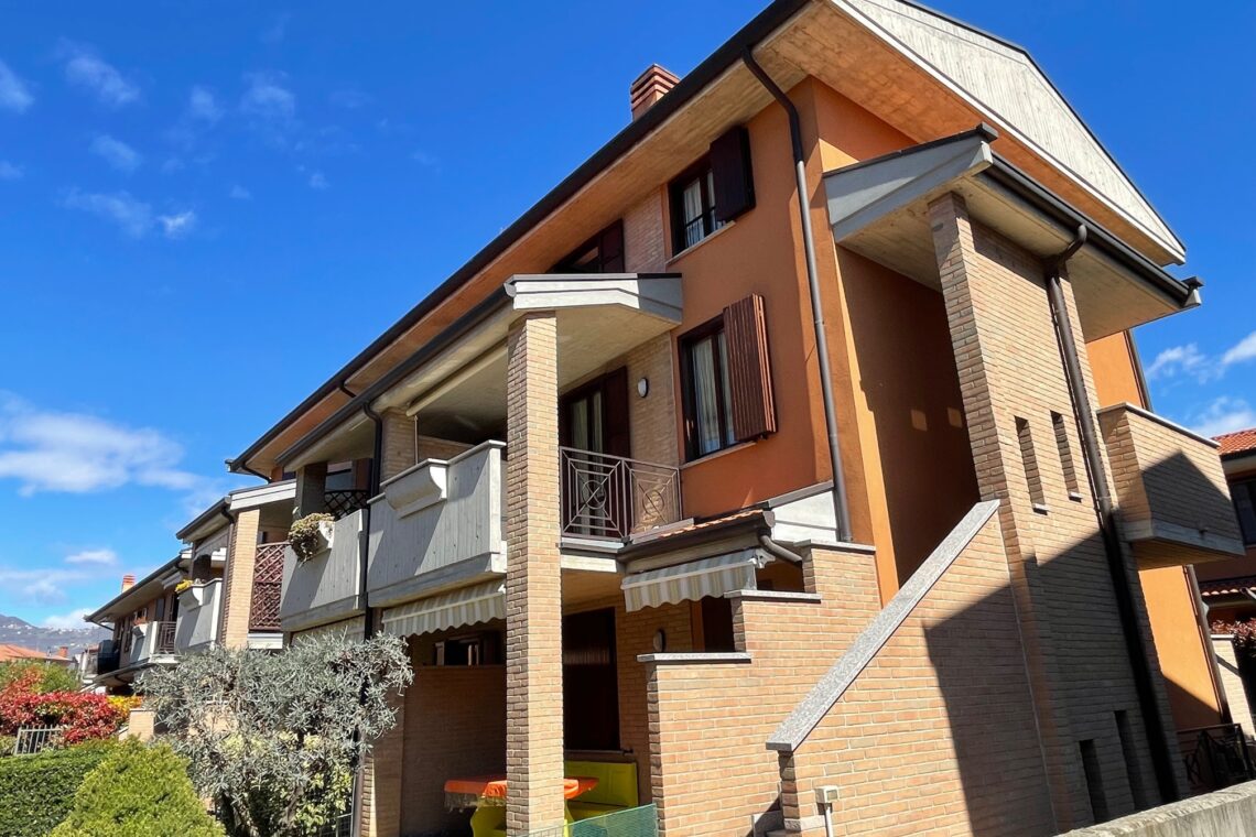 TRILOCALE IN VILLA CON GIARDINO E BOX DOPPIO!