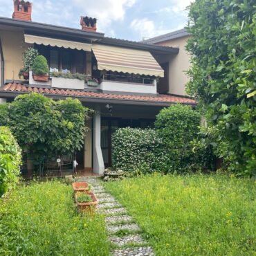 TRILOCALE IN VILLA CON GIARDINO E BOX DOPPIO!
