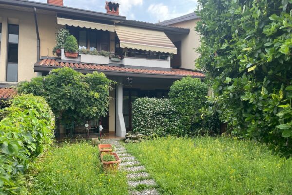 TRILOCALE IN VILLA CON GIARDINO E BOX DOPPIO!