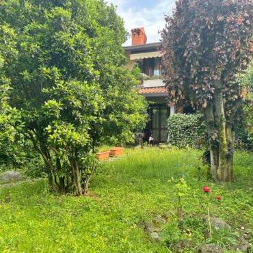 TRILOCALE IN VILLA CON GIARDINO E BOX DOPPIO!