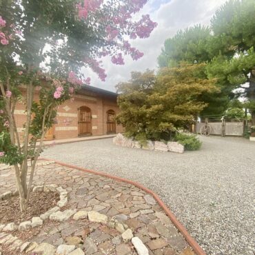 SCUDERIA-AZIENDA AGRICOLA -ABITAZIONE – PENSIONE E ALLEVAMENTO ANIMALI di 14.000 m² – Eleganza e Natura!