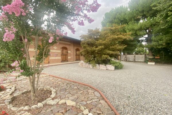 SCUDERIA-AZIENDA AGRICOLA -ABITAZIONE – PENSIONE E ALLEVAMENTO ANIMALI di 14.000 m² – Eleganza e Natura!