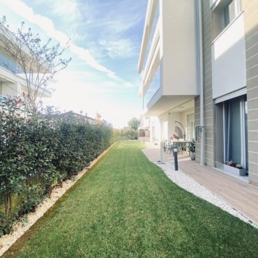 BELLISSIMO TRILOCALE CON GIARDINO E BOX !