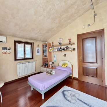 RICERCATA VILLA BIFAMILIARE!