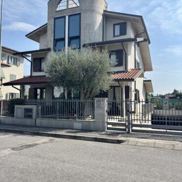 RICERCATA VILLA BIFAMILIARE!