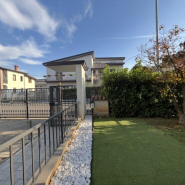 PORZIONE DI VILLA BIFAMILIARE – QUADRILOCALE AL PIANO PRIMO!