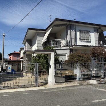 PORZIONE DI VILLA BIFAMILIARE – QUADRILOCALE AL PIANO PRIMO!